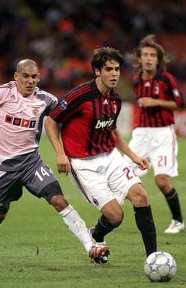 Kaka (AC Mailand, re.) gegen Maximiliano Pereira (Benfica Lissabon) - Fußball EC 1 Herren Champions League 2007 2008, AC Mailand - SL Benfica Lissabon 2:1, Milan Gruppe Mailand Dynamik, Fußball EC 1 Herren Champions League 2007 2008, AC Mailand - SL Benfica Lissabon 2:1, Milan Gruppe Mailand Dynamik,