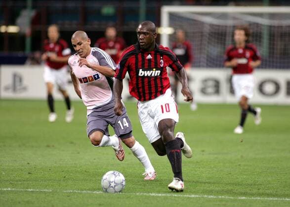 Clarence Seedorf (AC Mailand, re.) gegen Maximiliano Pereira (Benfica Lissabon) - Fußball EC 1 Herren Champions League 2007 2008, AC Mailand - SL Benfica Lissabon 2:1, Milan Gruppe Mailand Dynamik, Fußball EC 1 Herren Champions League 2007 2008, AC Mailand - SL Benfica Lissabon 2:1, Milan Gruppe Mailand Dynamik,