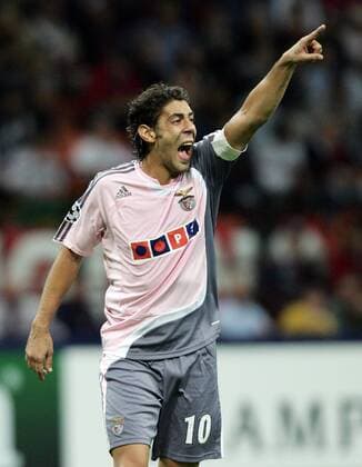 Rui Costa (Benfica Lissabon) gibt lautstark Anweisungen -  Fußball EC 1 Herren Champions League 2007 2008, SL Benfica Lissabon Einzelbild Mailand Fußball EC 1 Herren Champions League 2007 2008, SL Benfica Lissabon Einzelbild Mailand
