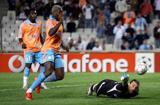 Djibril Cisse (Marseille, li.) gegen Torwart Hakan Arikan (Besiktas) -  (pan22314) Fußball EC 1 Herren Champions League 2007 2008, Olympique de Marseille - Besiktas Istanbul 2:0, OM, Vdig Gruppe Marseille Dynamik, Fußball EC 1 Herren Champions League 2007 2008, Olympique de Marseille - Besiktas Istanbul 2:0, OM, Vdig Gruppe Marseille Dynamik, 