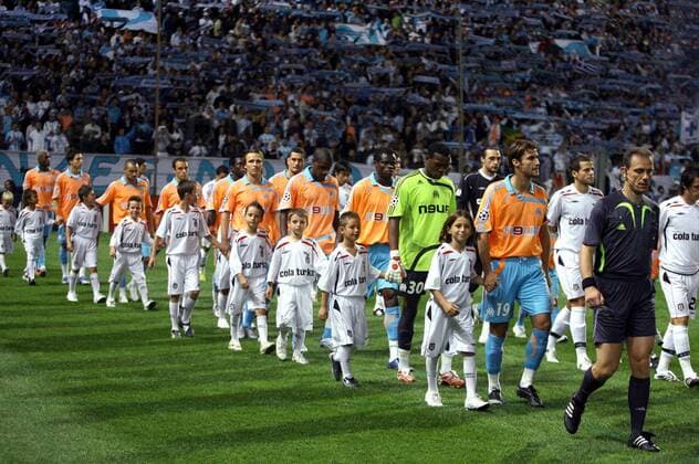 Einmarsch der Mannschaften von Olympique de Marseille (orange) und Besiktas Istanbul zum CL Gruppenspiel -  (pan22314) Fußball EC 1 Herren Champions League 2007 2008, Olympique de Marseille - Besiktas Istanbul 2:0, OM Totale Marseille Fußball EC 1 Herren Champions League 2007 2008, Olympique de Marseille - Besiktas Istanbul 2:0, OM Totale Marseille 