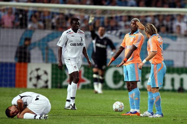 Djibril Cisse (2.v.re.) gibt sich unschuldig, Boudewijn Zenden (beide Marseille, re.) kommt zum abklatschen während sich der Gegenspieler verletzt am Boden wälzt -  (pan22314) Fußball EC 1 Herren Champions League 2007 2008, Olympique de Marseille - Besiktas Istanbul 2:0, OM, Vdig Gruppe Marseille Fußball EC 1 Herren Champions League 2007 2008, Olympique de Marseille - Besiktas Istanbul 2:0, OM, Vdig Gruppe Marseille 