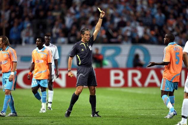 FIFA Schiedsrichter Matteo Trefoloni (Italien) zeigt Jacques Faty (Marseille, re.) die gelbe Karte -  (pan22314) Fußball EC 1 Herren Champions League 2007 2008, Olympique de Marseille - Besiktas Istanbul 2:0, OM, Vdig Gruppe Marseille Fußball EC 1 Herren Champions League 2007 2008, Olympique de Marseille - Besiktas Istanbul 2:0, OM, Vdig Gruppe Marseille 