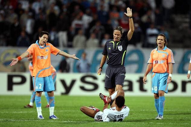 FIFA Schiedsrichter Matteo Trefoloni (Italien) unterbricht das Spiel, Samir Nasri (Marseille, li.) gibt sich unschuldig, Edouard Cisse (Besiktas) am Boden -  (pan22314) Fußball EC 1 Herren Champions League 2007 2008, Olympique de Marseille - Besiktas Istanbul 2:0, OM, Vdig Gruppe Marseille Fußball EC 1 Herren Champions League 2007 2008, Olympique de Marseille - Besiktas Istanbul 2:0, OM, Vdig Gruppe Marseille 