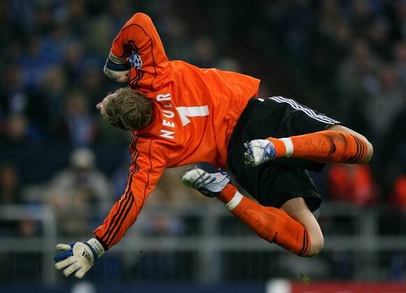 Torwart Manuel Neuer (Schalke) mit perfekter Körperhaltung in der Luft Fußball EC 1 Herren Champions League 2007 2008, FC Schalke 04 Einzelbild Gelsenkirchen Dynamik, Anmut, Fußball EC 1 Herren Champions League 2007 2008, FC Schalke 04 Einzelbild Gelsenkirchen Dynamik, Anmut,