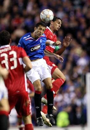 Brahim Hemdani (Glasgow Rangers, li.) gegen Fernando Meira (Stuttgart) Fußball EC 1 Herren Champions League 2007 2008, Glasgow Rangers - VfB Stuttgart 2:1, Vdig Gruppe Glasgow Dynamik, Fußball EC 1 Herren Champions League 2007 2008, Glasgow Rangers - VfB Stuttgart 2:1, Vdig Gruppe Glasgow Dynamik,