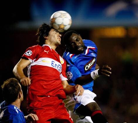 Serdar Tasci (Stuttgart, li.) gegen Jean Claude Darcheville (Glasgow Rangers) Fußball EC 1 Herren Champions League 2007 2008, Glasgow Rangers - VfB Stuttgart 2:1 Gruppe Glasgow Dynamik, Fußball EC 1 Herren Champions League 2007 2008, Glasgow Rangers - VfB Stuttgart 2:1 Gruppe Glasgow Dynamik,