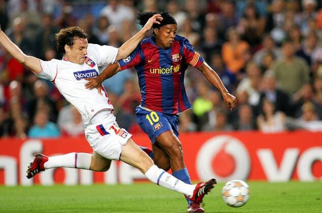 Ronaldinho (FC Barcelona, re.) gegen Sebastien Squillaci (Lyon) -  (pan22327) Fußball EC 1 Herren Champions League 2007 2008, FC Barcelona - Olympique Lyonnais 3:0, Barca, OL Gruppe Barcelona Dynamik, Fußball EC 1 Herren Champions League 2007 2008, FC Barcelona - Olympique Lyonnais 3:0, Barca, OL Gruppe Barcelona Dynamik, 