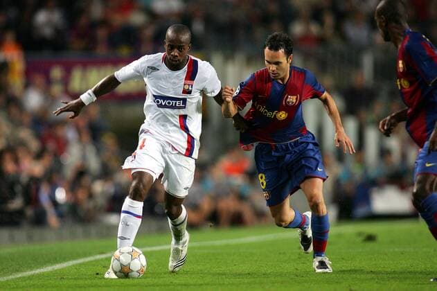 Sidney Govou (Lyon, li.) gegen Andres Iniesta (FC Barcelona) -  (pan22327) Fußball EC 1 Herren Champions League 2007 2008, FC Barcelona - Olympique Lyonnais 3:0, Barca, OL Gruppe Barcelona Dynamik, Fußball EC 1 Herren Champions League 2007 2008, FC Barcelona - Olympique Lyonnais 3:0, Barca, OL Gruppe Barcelona Dynamik, 