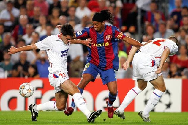 Ronaldinho (FC Barcelona, Mitte) gegen Jeremy Toulalan (li.) und Francois Clerc (beide Lyon) -  (pan22327) Fußball EC 1 Herren Champions League 2007 2008, FC Barcelona - Olympique Lyonnais 3:0, Barca, OL Gruppe Barcelona Dynamik, Fußball EC 1 Herren Champions League 2007 2008, FC Barcelona - Olympique Lyonnais 3:0, Barca, OL Gruppe Barcelona Dynamik, 