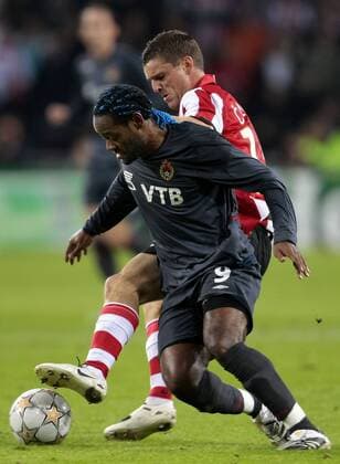 Vagner Love (ZSKA Moskau, vorn) gegen Jason Culina (Eindhoven) -  Fußball EC 1 Herren Champions League 2007 2008, PSV Eindhoven - CSKA Moskau 2:1 Gruppe Eindhoven Dynamik, Fußball EC 1 Herren Champions League 2007 2008, PSV Eindhoven - CSKA Moskau 2:1 Gruppe Eindhoven Dynamik,