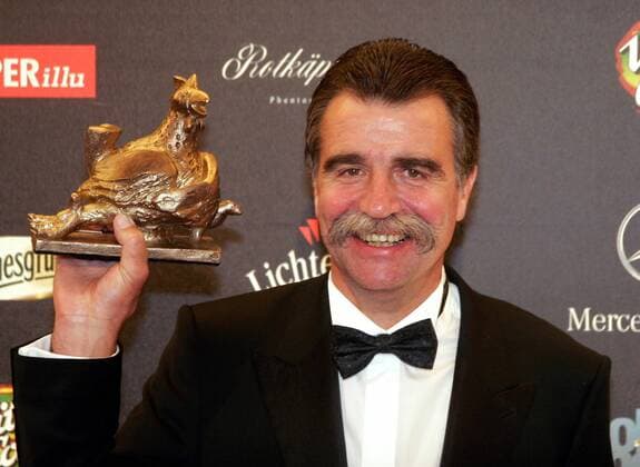 Bundestrainer Heiner Brand (Deutschland) präsentiert stolz seine Goldene Henne 2007 in der Kategorie Sport stellvertretend für die deutsche Nationalmannschaft Handball Herren Goldene Henne 2007, Medienpreis Gala Preisverleihung Auszeichnung Ehrung Einzelbild Berlin Handball Herren Goldene Henne 2007, Medienpreis Gala Preisverleihung Auszeichnung Ehrung Einzelbild Berlin