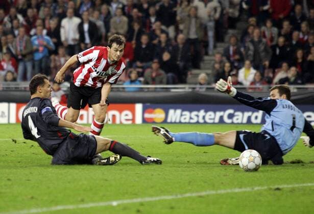 Danko Lazovic (Eindhoven, Mitte) trifft gegen Sergei Ignashevich (li.) und Torwart Veniamin Mandrikin (beide ZSKA Moskau) zum 1:0 -  Fußball EC 1 Herren Champions League 2007 2008, PSV Eindhoven - CSKA Moskau 2:1 Gruppe Eindhoven Dynamik, Fußball EC 1 Herren Champions League 2007 2008, PSV Eindhoven - CSKA Moskau 2:1 Gruppe Eindhoven Dynamik,