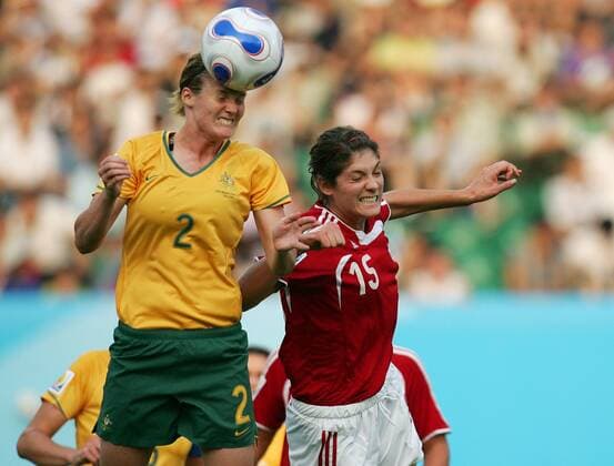 Kate McShea (Australien, li.) gegen Kara Lang (Kanada) -  Fußball Länderspiel Damen WM 2007, Frauenfußball, Frauen, Nationalteam, Nationaltrikot, Gruppe C Gruppe Chengdu Dynamik, Kampf, Fußball Länderspiel Damen WM 2007, Frauenfußball, Frauen, Nationalteam, Nationaltrikot, Gruppe C Gruppe Chengdu Dynamik, Kampf,