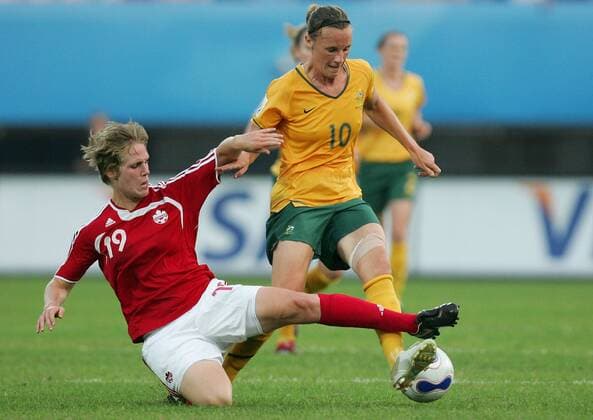 Sophie Schmidt (Kanada, li.) gegen Joanne Peters (Australien) -  Fußball Länderspiel Damen WM 2007, Frauenfußball, Frauen, Nationalteam, Nationaltrikot, Gruppe C Gruppe Chengdu Dynamik, Kampf, Fußball Länderspiel Damen WM 2007, Frauenfußball, Frauen, Nationalteam, Nationaltrikot, Gruppe C Gruppe Chengdu Dynamik, Kampf,