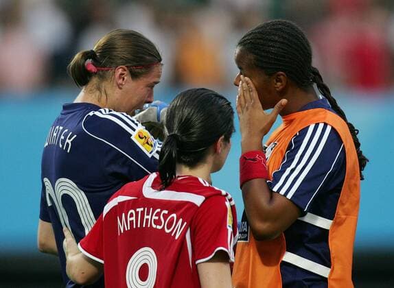 Die Torfrauen Karina Leblanc (re.) und Taryn Swiatek sowie deren Mannschaftskollegin Diana Matheson (alle Kanada) sind enttäuscht -  Fußball Länderspiel Damen WM 2007, Frauenfußball, Frauen, Nationalteam, Nationaltrikot, Gruppe C Gruppe Chengdu Enttäuschung, Fußball Länderspiel Damen WM 2007, Frauenfußball, Frauen, Nationalteam, Nationaltrikot, Gruppe C Gruppe Chengdu Enttäuschung,