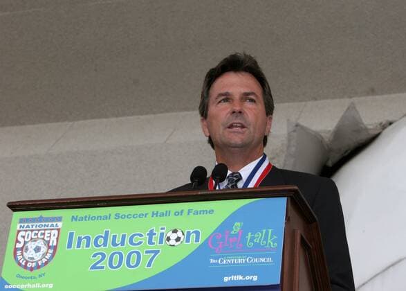 Trainer Anson Dorrance (USA) hält anläßlich National Soccer Hall of Fame Induction 2007 eine Rede - (Icon918m0015) Fußball Herren National Soccer Hall of Fame Induction 2007, Inductions Aufnahme Aufnahmen, Vdig Einzelbild Oneonta Rede Pult Rednerpult Fußball Herren National Soccer Hall of Fame Induction 2007, Inductions Aufnahme Aufnahmen, Vdig Einzelbild Oneonta Rede Pult Rednerpult EDITORIAL USE ONLY