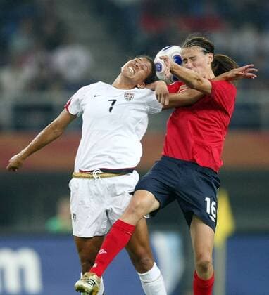 Shannon Boxx (USA, li.) gegen Jill Scott (England) -  Fußball WM Damen WM 2007, Länderspiel, Nationalmannschaft, Nationaltrikot, Frauen, Frauenfußball, Viertelfinale, Gruppe Tianjin Dynamik, Kampf, Fußball WM Damen WM 2007, Länderspiel, Nationalmannschaft, Nationaltrikot, Frauen, Frauenfußball, Viertelfinale, Gruppe Tianjin Dynamik, Kampf,