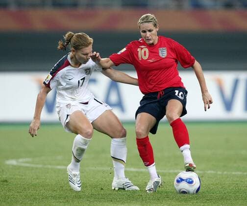 Lori Chalupny (USA, li.) gegen Kelly Smith (England) -  Fußball WM Damen WM 2007, Länderspiel, Nationalmannschaft, Nationaltrikot, Frauen, Frauenfußball, Viertelfinale, Gruppe Tianjin Dynamik, Fußball WM Damen WM 2007, Länderspiel, Nationalmannschaft, Nationaltrikot, Frauen, Frauenfußball, Viertelfinale, Gruppe Tianjin Dynamik,