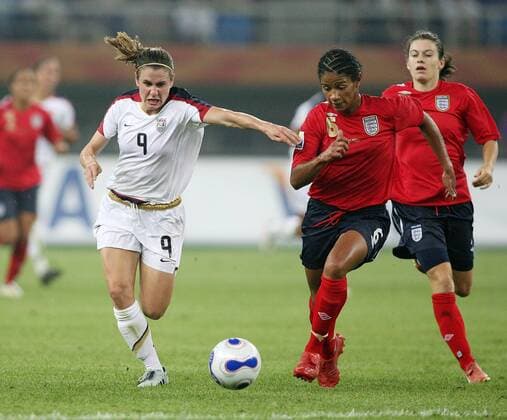 Heather O Reilly (USA, li.) gegen Mary Phillip (England, Mitte) -  Fußball WM Damen WM 2007, Länderspiel, Nationalmannschaft, Nationaltrikot, Frauen, Frauenfußball, Viertelfinale, Gruppe Tianjin Dynamik, Fußball WM Damen WM 2007, Länderspiel, Nationalmannschaft, Nationaltrikot, Frauen, Frauenfußball, Viertelfinale, Gruppe Tianjin Dynamik,