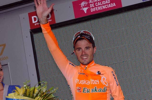 Samuel Sanchez Gonzalez (Spanien Euskaltel Euskadi) bei der Siegerehrung der 19. Etappe der Vuelta a Espana 2007 -  Radsport Herren Vuelta a Espana 2007, Spanienrundfahrt, ProTour, Straße, Rad, Straßenradsport Einzelbild 19. Etappe Avila - Alto de Abantos Freude, Radsport Herren Vuelta a Espana 2007, Spanienrundfahrt, ProTour, Straße, Rad, Straßenradsport Einzelbild 19. Etappe Avila - Alto de Abantos Freude,