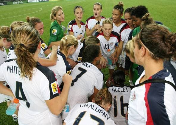Spielerkreis USA nach dem gelungenen Halbfinaleinzug, u.a. mit Mannschaftskapitän Kristine Lilly (Mitte) -  Fußball WM Damen WM 2007, Länderspiel, Nationalmannschaft, Nationaltrikot, Frauen, Frauenfußball, Viertelfinale, Totale Tianjin Harmonie, Fußball WM Damen WM 2007, Länderspiel, Nationalmannschaft, Nationaltrikot, Frauen, Frauenfußball, Viertelfinale, Totale Tianjin Harmonie,