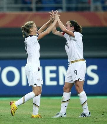 Kristine Lilly (li.) - Torjubel mit Heather O Reilly (beide USA) -  Fußball WM Damen WM 2007, Länderspiel, Nationalmannschaft, Nationaltrikot, Frauen, Frauenfußball, Viertelfinale, Gruppe Tianjin Freude, Fußball WM Damen WM 2007, Länderspiel, Nationalmannschaft, Nationaltrikot, Frauen, Frauenfußball, Viertelfinale, Gruppe Tianjin Freude,