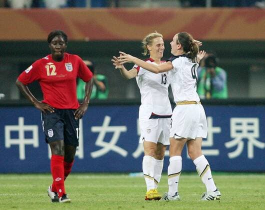 Kristine Lilly (Mitte) - Torjubel mit Heather O Reilly (beide USA, re.), daneben Anita Asante (England) -  Fußball WM Damen WM 2007, Länderspiel, Nationalmannschaft, Nationaltrikot, Frauen, Frauenfußball, Viertelfinale, Gruppe Tianjin Freude, Begeisterung, Fußball WM Damen WM 2007, Länderspiel, Nationalmannschaft, Nationaltrikot, Frauen, Frauenfußball, Viertelfinale, Gruppe Tianjin Freude, Begeisterung,