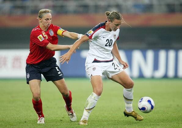 Abby Wambach (USA, re.) gegen Faye White (England) -  Fußball WM Damen WM 2007, Länderspiel, Nationalmannschaft, Nationaltrikot, Frauen, Frauenfußball, Viertelfinale, Gruppe Tianjin Dynamik, Fußball WM Damen WM 2007, Länderspiel, Nationalmannschaft, Nationaltrikot, Frauen, Frauenfußball, Viertelfinale, Gruppe Tianjin Dynamik,