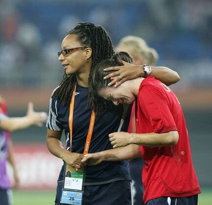 Karen Carney (England) wird von Nationaltrainerin Hope Powell (England) getröstet -  Fußball WM Damen WM 2007, Länderspiel, Nationalmannschaft, Nationaltrikot, Frauen, Frauenfußball, Viertelfinale, Gruppe Tianjin Fußball WM Damen WM 2007, Länderspiel, Nationalmannschaft, Nationaltrikot, Frauen, Frauenfußball, Viertelfinale, Gruppe Tianjin