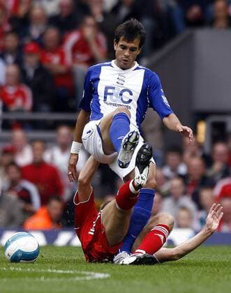Borja Oubina (Birmingham, li.) gegen Steven Gerrard (Liverpool) - EDITORIAL USE ONLY. No use with unauthorised audio, video, data, fixture lists, club league logos or live services. Online in-match use limited to 120 images, no video emulation. No use in betting, games or single club league player publications. Fußball Herren English Premier League 2007 2008, 1. Englische Liga, FC Liverpool - Birmingham City 0:0 Gruppe Liverpool Dynamik, Kampf, Fußball Herren English Premier League 2007 2008, 1. Englische Liga, FC Liverpool - Birmingham City 0:0 Gruppe Liverpool Dynamik, Kampf,
