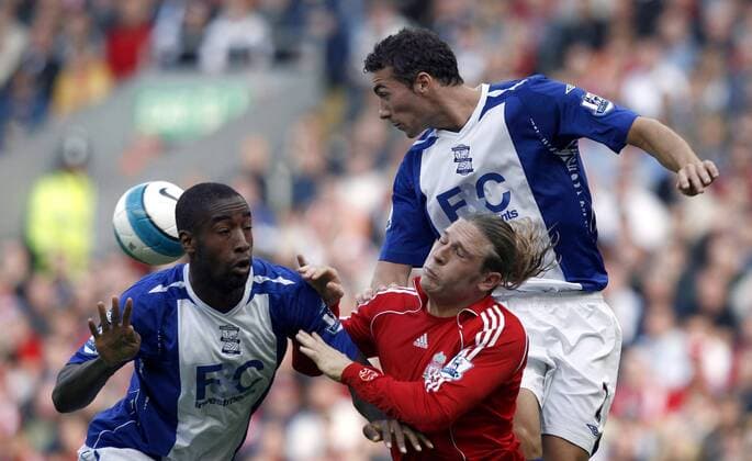 Andriy Voronin (Liverpool, Mitte) gegen Johan Djourou (li.) und Stephen Kelly (beide Birmingham) - EDITORIAL USE ONLY. No use with unauthorised audio, video, data, fixture lists, club league logos or live services. Online in-match use limited to 120 images, no video emulation. No use in betting, games or single club league player publications. Fußball Herren English Premier League 2007 2008, 1. Englische Liga, FC Liverpool - Birmingham City 0:0 Gruppe Liverpool Dynamik, Fußball Herren English Premier League 2007 2008, 1. Englische Liga, FC Liverpool - Birmingham City 0:0 Gruppe Liverpool Dynamik,