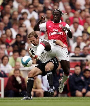 Bakari Sagna (Arsenal, re.) gegen Eddie Lewis (Derby County) -  Fußball Herren English Premier League 2007 2008, 1. Englische Liga, FC Arsenal London - Derby County 5:0 Gruppe London Dynamik, Kampf, Fußball Herren English Premier League 2007 2008, 1. Englische Liga, FC Arsenal London - Derby County 5:0 Gruppe London Dynamik, Kampf,