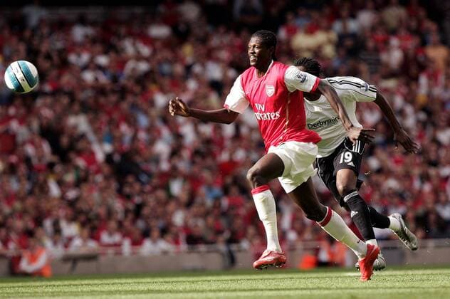 Emmanuel Adebayor (Arsenal, li.) gegen Claude Davis (Derby County) -  Fußball Herren English Premier League 2007 2008, 1. Englische Liga, FC Arsenal London - Derby County 5:0 Gruppe London Dynamik, Fußball Herren English Premier League 2007 2008, 1. Englische Liga, FC Arsenal London - Derby County 5:0 Gruppe London Dynamik,