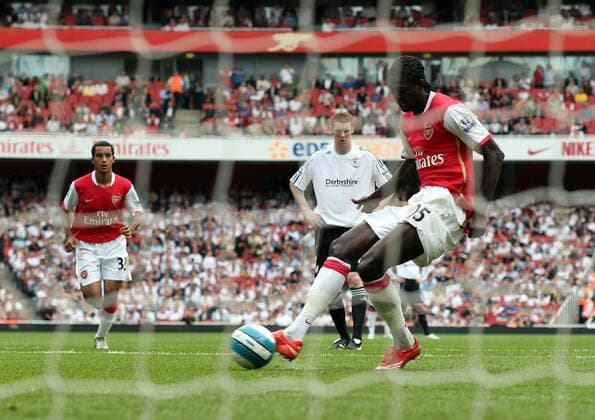 Emmanuel Adebayor (Arsenal) am Ball - Elfmeter -  Fußball Herren English Premier League 2007 2008, 1. Englische Liga, FC Arsenal London - Derby County 5:0 Einzelbild London Fußball Herren English Premier League 2007 2008, 1. Englische Liga, FC Arsenal London - Derby County 5:0 Einzelbild London