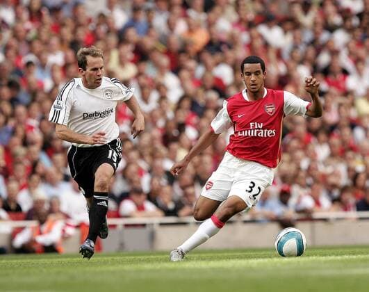 Theo Walcott (Arsenal, re.) gegen Eddie Lewis (Derby County) -  Fußball Herren English Premier League 2007 2008, 1. Englische Liga, FC Arsenal London - Derby County 5:0 Gruppe London Dynamik, Fußball Herren English Premier League 2007 2008, 1. Englische Liga, FC Arsenal London - Derby County 5:0 Gruppe London Dynamik,