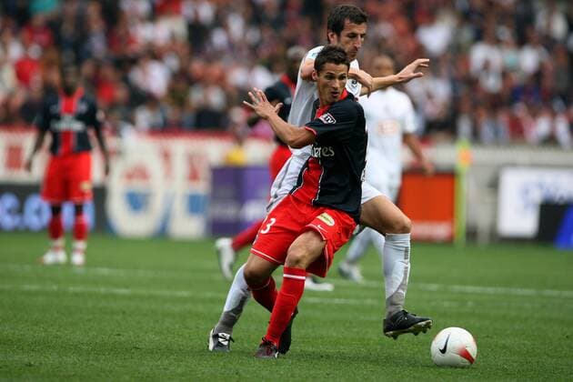 Jeremy Clement (Paris St. Germain, vorn) gegen Johan Micoud (Bordeaux) -  Fußball Herren Ligue 1 2007 2008, 1. Französische Liga, Paris Saint Germain - Girondins de Bordeaux 0:2, PSG Gruppe Paris Dynamik, Fußball Herren Ligue 1 2007 2008, 1. Französische Liga, Paris Saint Germain - Girondins de Bordeaux 0:2, PSG Gruppe Paris Dynamik, 