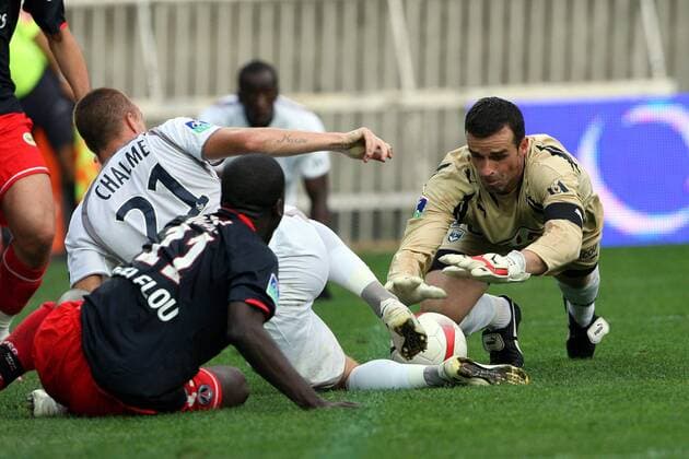 Mathieu Chalme (li.) und Torwart Ulrich Rame (beide Bordeaux) gegen Amara Diane (Paris St. Germain) -  Fußball Herren Ligue 1 2007 2008, 1. Französische Liga, Paris Saint Germain - Girondins de Bordeaux 0:2, PSG Gruppe Paris Dynamik, Abwehr Fußball Herren Ligue 1 2007 2008, 1. Französische Liga, Paris Saint Germain - Girondins de Bordeaux 0:2, PSG Gruppe Paris Dynamik, Abwehr 