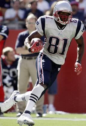 Randy Moss (New England Patriots) mit Ball -  (bos2007092312) American Football Herren NFL 2007 2008 Einzelbild Foxboro Dynamik, American Football Herren NFL 2007 2008 Einzelbild Foxboro Dynamik,