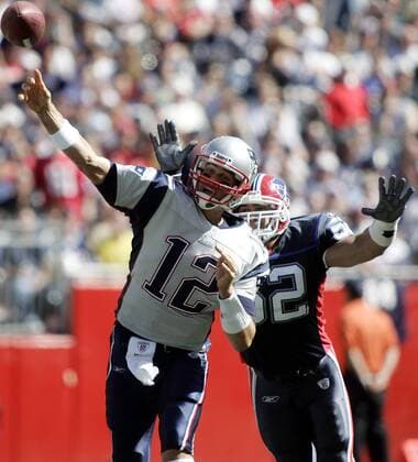 Tom Brady (New England Patriots, vorn) mit Ball -  (bos2007092301) American Football Herren NFL 2007 2008, New England Patriots - Buffalo Bills 38:7 Gruppe Foxboro Dynamik, American Football Herren NFL 2007 2008, New England Patriots - Buffalo Bills 38:7 Gruppe Foxboro Dynamik,