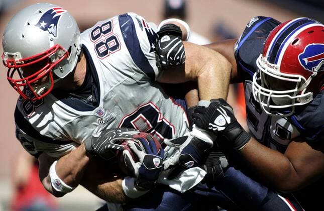 Kyle Brady (New England Patriots, li.) gegen Jason Jefferson (Buffalo Bills) -  (bos2007092303) American Football Herren NFL 2007 2008, New England Patriots - Buffalo Bills 38:7 Gruppe Foxboro Dynamik, American Football Herren NFL 2007 2008, New England Patriots - Buffalo Bills 38:7 Gruppe Foxboro Dynamik,