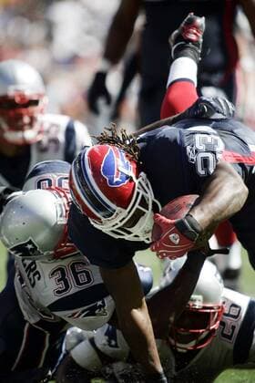 Marshawn Lynch (Buffalo Bills, re.) gegen James Sanders (New England Patriots) -  (bos2007092307) American Football Herren NFL 2007 2008, New England Patriots - Buffalo Bills 38:7 Gruppe Foxboro Dynamik, American Football Herren NFL 2007 2008, New England Patriots - Buffalo Bills 38:7 Gruppe Foxboro Dynamik,