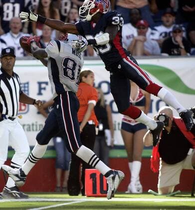 Randy Moss (New England Patriots, li.) gegen Jabari Greer (Buffalo Bills) -  (bos2007092313) American Football Herren NFL 2007 2008, New England Patriots - Buffalo Bills 38:7 Gruppe Foxboro Dynamik, American Football Herren NFL 2007 2008, New England Patriots - Buffalo Bills 38:7 Gruppe Foxboro Dynamik,