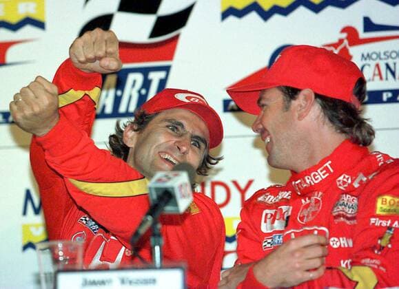 Alessandro Zanardi (Italien, li.) zeigt seinem Teamkollegen Jimmy Vasser (USA beide Chip Ganassi Racing) wie er seine Pole Position gefahren hat -  (VAP97083001) Motorsport Herren Vancouver Molson Indy 1997, IndyCar, Car, PPG CART Series, C.A.R.T., US Rennserie, Autorennen Gruppe Vancouver Kanada Freude, Motorsport Herren Vancouver Molson Indy 1997, IndyCar, Car, PPG CART Series, C.A.R.T., US Rennserie, Autorennen Gruppe Vancouver Kanada Freude,