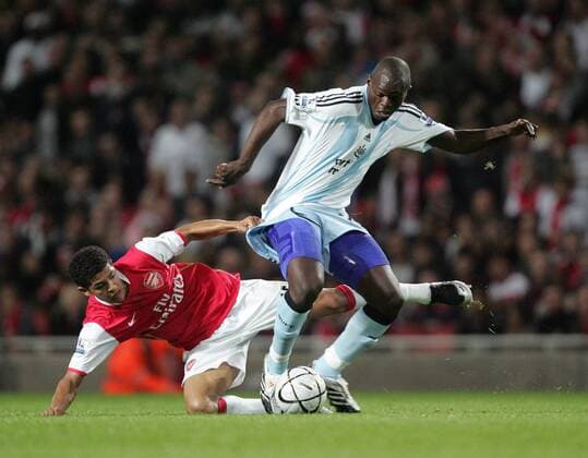 Abdoulaye Faye (Newcastle, re.) gegen Denilson (Arsenal) - EDITORIAL USE ONLY. No use with unauthorised audio, video, data, fixture lists, club league logos or live services. Online in-match use limited to 120 images, no video emulation. No use in betting, games or single club league player publications. Fußball Herren Carling Cup 2007 2008, Englischer Pokal, Pokalspiel, Ligapokal, League Gruppe London Dynamik, Fußball Herren Carling Cup 2007 2008, Englischer Pokal, Pokalspiel, Ligapokal, League Gruppe London Dynamik,