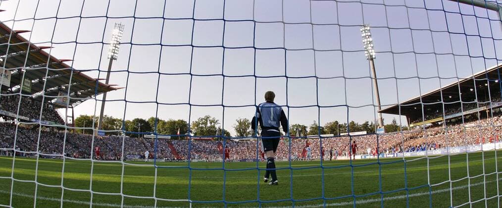 Torwart Oliver Kahn (Bayern) an alter Wirkungsstätte im Karlsruher Wildparkstadion Fußball 1. BL Herren Saison 2007 2008, Karlsruher SC - FC Bayern München 1:4, KSC Totale Wildpark Karlsruhe Fußball 1. BL Herren Saison 2007 2008, Karlsruher SC - FC Bayern München 1:4, KSC Totale Wildpark Karlsruhe