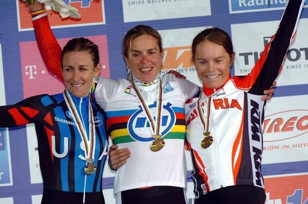 Siegerehrung Weltmeisterschaft im Einzelzeitfahren 2007: Weltmeisterin Hanka Kupfernagel (Deutschland, Mitte), Kristin Armstrong (USA, li.) und Christiane Söder (Österreich) -  Radsport WM Damen WM 2007, Straßenradsport, Straße, Rad, Nationaltrikot, Zeitfahren, Einzelzeitfahren Gruppe Stuttgart Radsport WM Damen WM 2007, Straßenradsport, Straße, Rad, Nationaltrikot, Zeitfahren, Einzelzeitfahren Gruppe Stuttgart
