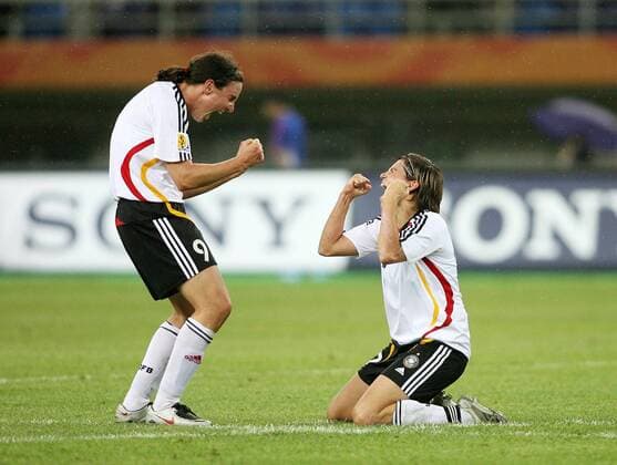 IMAGO Iconic Moments, Fußball - Frauen Birgit Prinz (li.) und Ariane Hingst (beide Deutschland) - Schlußjubel nach dem Finaleinzug während der WM 2007 -  Fußball Länderspiel Damen WM 2007, Frauen, Frauenfußball, Nationalteam, Nationaltrikot, Halbfinale Gruppe Tianjin Glück, Freude, Begeisterung, Fußball Länderspiel Damen WM 2007, Frauen, Frauenfußball, Nationalteam, Nationaltrikot, Halbfinale Gruppe Tianjin Glück, Freude, Begeisterung,