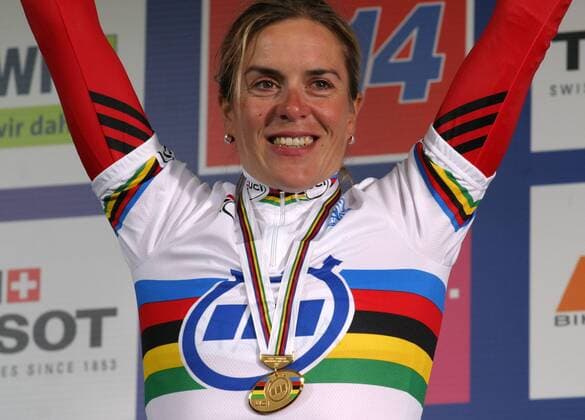 Hanka Kupfernagel (Deutschland) gewinnt die Weltmeisterschaft im Einzelzeitfahren 2007 Radsport WM Damen WM 2007, Straßenradsport, Straße, Rad, Einzelzeitfahren, Zeitfahren Einzelbild Emotionen Stuttgart Freude Radsport WM Damen WM 2007, Straßenradsport, Straße, Rad, Einzelzeitfahren, Zeitfahren Einzelbild Emotionen Stuttgart Freude