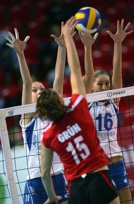 Ekaterina Gamova (li.) und Yulia Merkulova (beide Rußland) im Duell - Volleyball EM Damen EM 2007, Nationalteam, Länderspiel, Nationaltrikot, Deutschland - Rußland Gruppe Charleroi Dynamik, Volleyball EM Damen EM 2007, Nationalteam, Länderspiel, Nationaltrikot, Deutschland - Rußland Gruppe Charleroi Dynamik,
